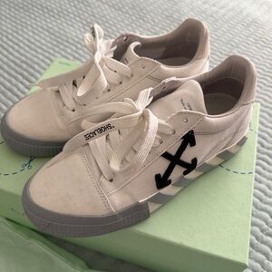 Off white low vulcanized sneakers